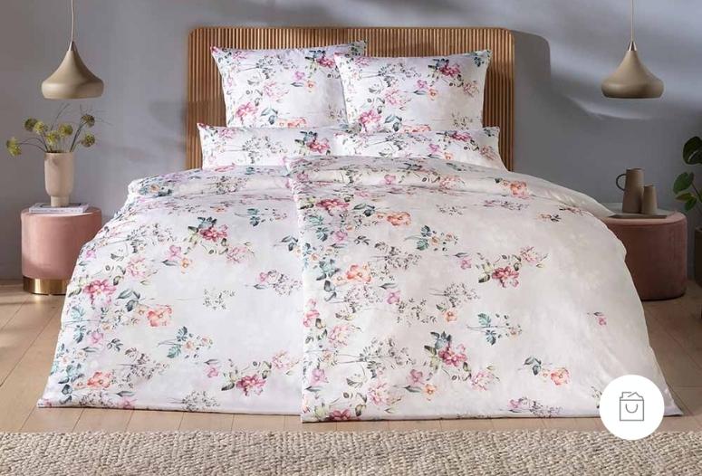 Satin de Luxe-Bettwäsche mit zartem seitlichen Blütenmuster in der Farbe Silber (heller Grauton), arrangiert auf Doppelbett. Demnächst verfügbar.