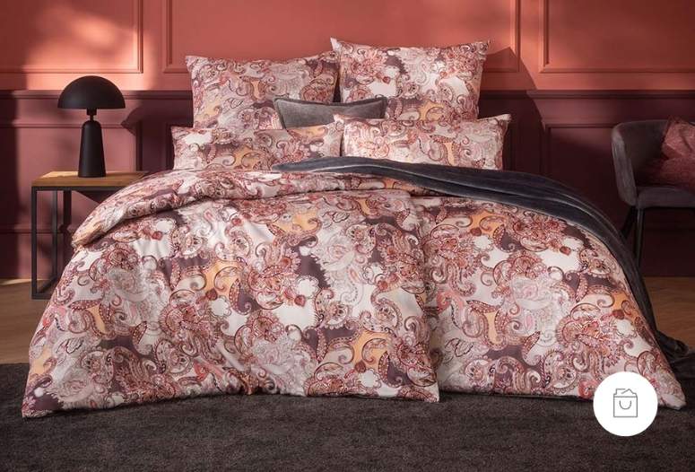 Satin de Luxe-Bettwäsche mit detailreichem Paisley-Muster in der Farbe Apricot (warmer Orangeton), stilvoll arrangiert in herbstlich-elegantem Schlafzimmer. 