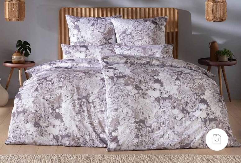 Satin de Luxe-Bettwäsche mit detailreichem Paisley-Muster in der Farbe Graphit (kühler Dunkelgrauton), arrangiert auf Doppelbett in stilvoll zurückhaltender Schlafumgebung.