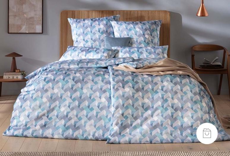 Satin de Luxe-Bettwäsche mit grafischem 3D-Muster in der Farbe Azur (kühler frischer Blauton), arrangiert auf Doppelbett. 