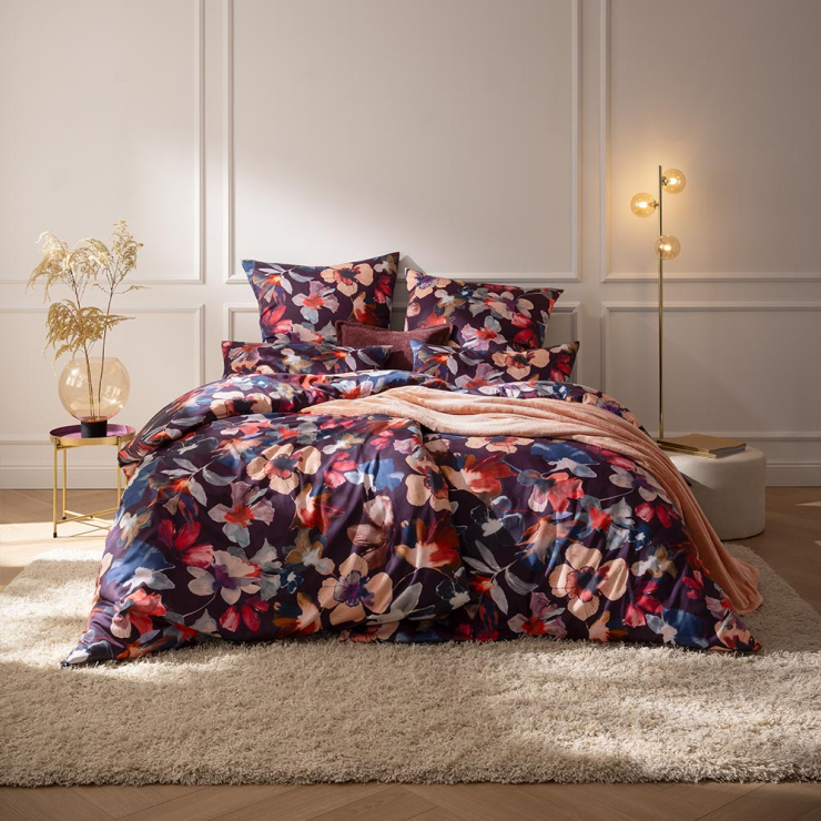 Bettwäsche Robertina mit Blumen in Rot und Rosa auf dunklem Grund auf Bett im Schlafzimmer