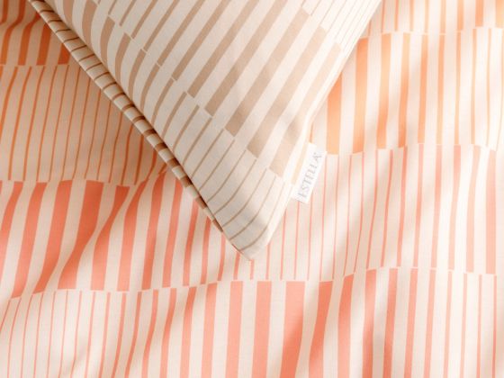 Bettwäsche Damian mit feinem Streifenmuster in Koralle und Creme, Detailaufnahme des Stoffes.