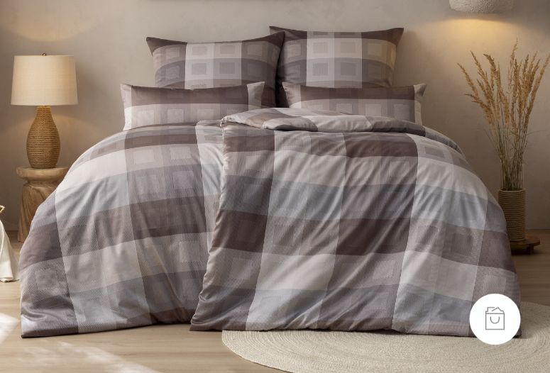 Bettwäsche aus Schweizer Premium Satin mit modernem Karo-Design in warmen Naturtönen wie Braun, Taupe und Beige – edel glänzend und hochwertig verarbeitet.