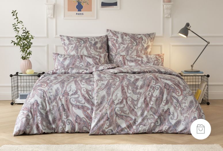 Bettwäsche aus Schweizer Premium Satin mit detailreichem Paisley-Muster in Korall- und Grautönen auf hellgrauem Fond – elegant glänzend und hochwertig verarbeitet. - Demnächst verfügbar