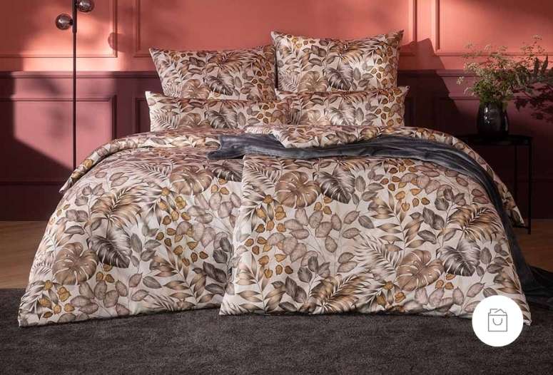 Schweizer Premium Satin Bettwäsche mit zahlreichen Blattmustern in der Farbe Natur (erdige Beige- und Brauntöne) auf Doppelbett. 