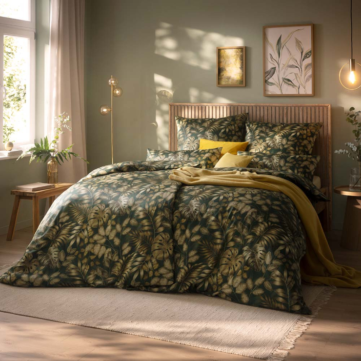 Bettwäsche Yara mit Blättern in Grün und Beige auf Bett im Schlafzimmer