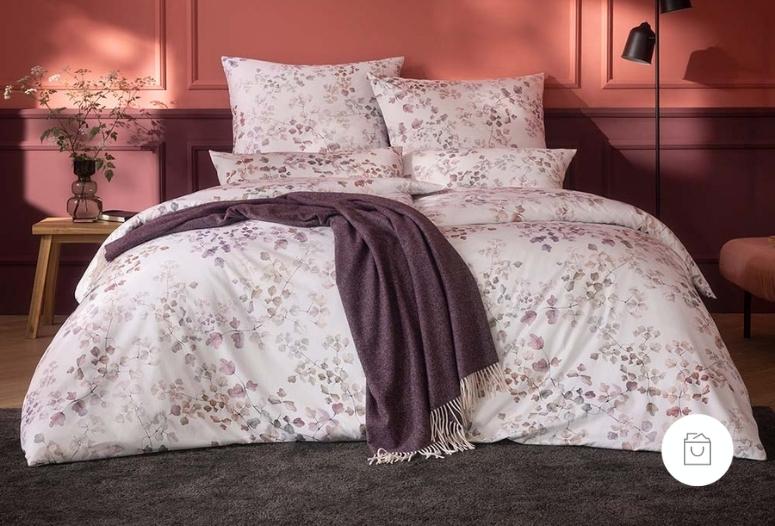 Schweizer Premium Satin Bettwäsche mit zartem Blättermuster in der Farbe Rosa (heller, zurückhaltender Roséton) auf Doppelbett in elegantem Schlafzimmer. Demnächst verfügbar.