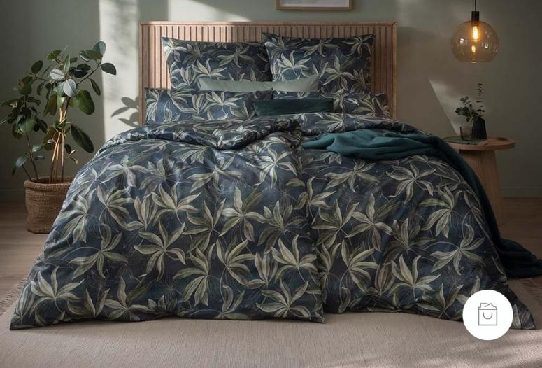 Schweizer Premium Satin Bettwäsche mit tropischem Blattmuster in der Farbe Nachtblau (tiefer Blaugrauton mit leichtem Grün Akzenten) in modernem Schlafzimmer. Demnächst verfügbar.