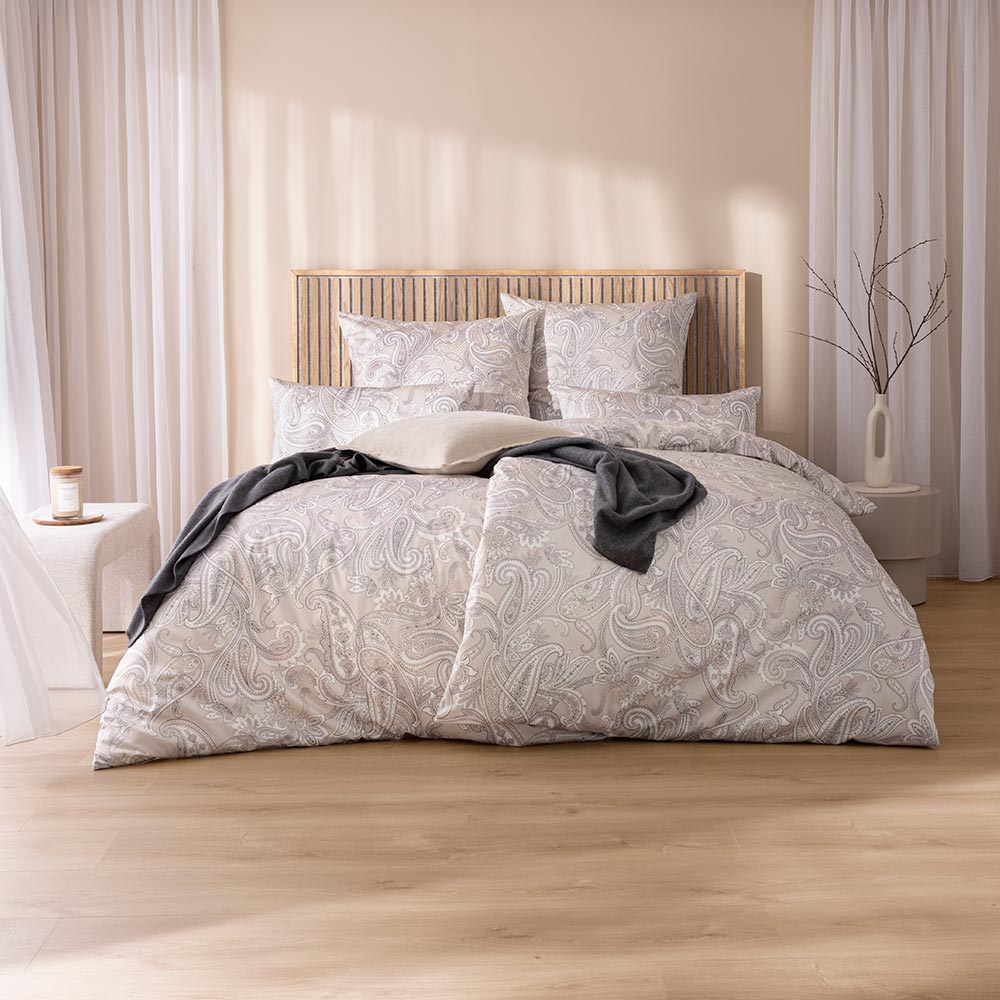 Bettwäsche Birgit mit Paisleymuster in Beige und Weiß auf Bett im Schlafzimmer
