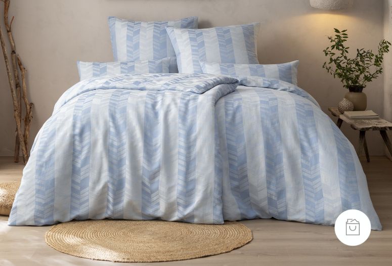 Bettwäsche aus Halbleinen mit sanftem Chevron-Muster in Himmelblau und Weiß – luftig-leichter Look für ein entspanntes Schlafzimmerambiente.
