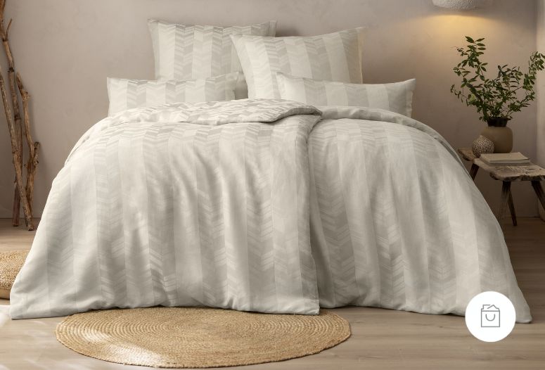 Bettwäsche aus Halbleinen mit dezentem Chevron-Muster in natürlichen Beige und Silber-Tönen – zeitloser Look für ein stilvolles Schlafzimmer.