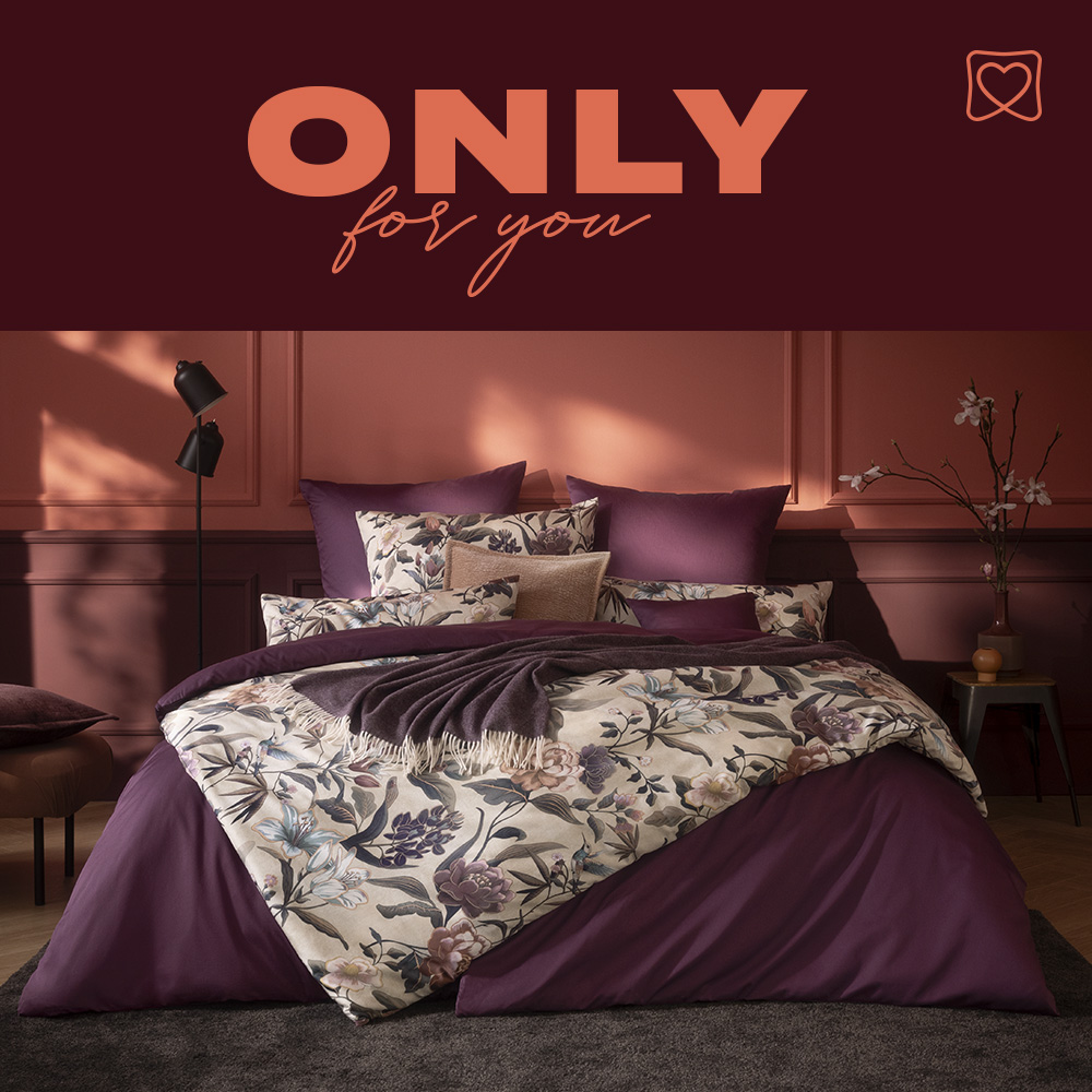 Bettwäsche mit floralem Muster in warmen Farben aus der Online Kollektion Herbst/Winter 2025, daneben Schriftzug „Only for you“.