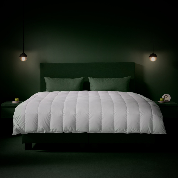 Weiße, gesteppte Ganzjahres-Bettdecke All Seasons Premium auf Doppelbett in modernem Schlafzimmer mit dunkelgrüner Wand