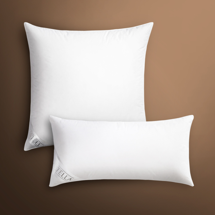 Kissen-Premium in klassischem Weiß, dargestellt in zwei Größen auf warmem, ruhigem Hintergrund