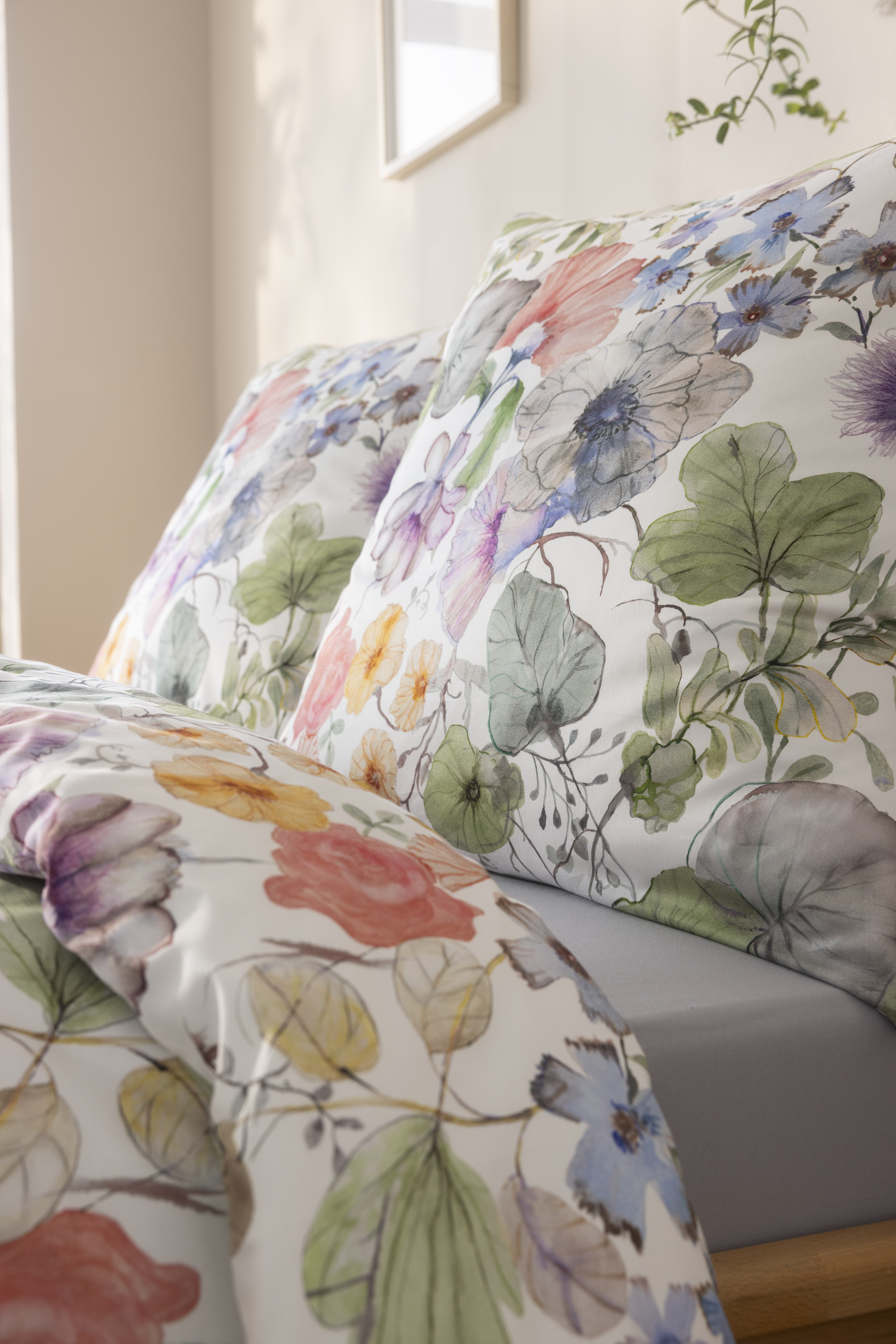Nahaufnahme einer GOTS-zertifizierten Bio-Bettwäsche mit farbenfrohem Blumenmuster