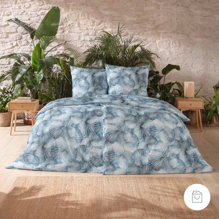 Bio-Bettwäsche Horacio mit mit geometrischem Kreis-Muster in Blau auf weißem Grund auf Bett im Schlafzimmer