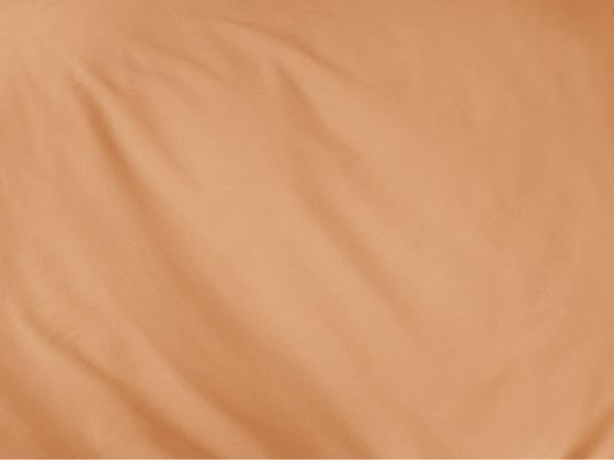 Bettwäsche Valetta in Apricot-Orange, Detailaufnahme des glatten Stoffes.