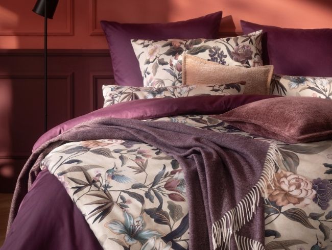 Mako-Satin Bettwäsche Pauline auf Bett arrangiert mit Dekokissenbezügen Tokio und Wohndecke Lana (demnächst verfügbar)