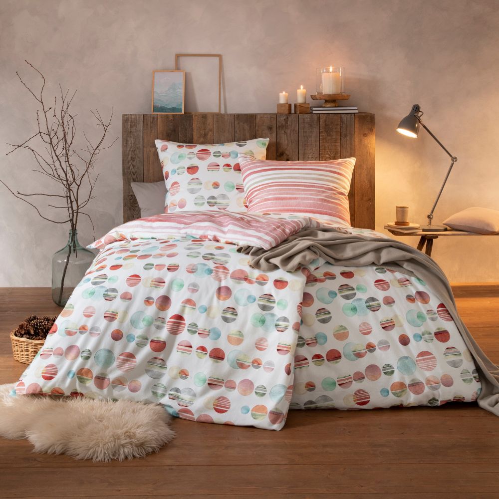 Wende-Bettwäsche Dotty mit Punktmuster in Rottönen auf weißem Grund auf der einen und roten Querstreifen auf der anderen Seite - auf Bett im Schlafzimmer