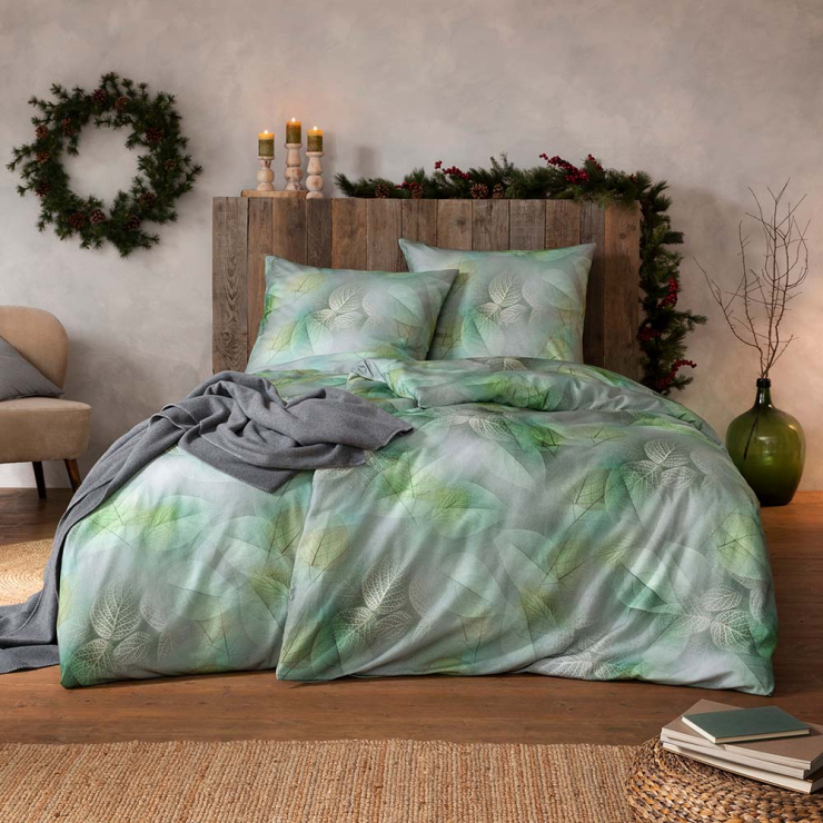 Bettwäsche Laurine mit Blättermuster in Grün auf Bett im Schlafzimmer
