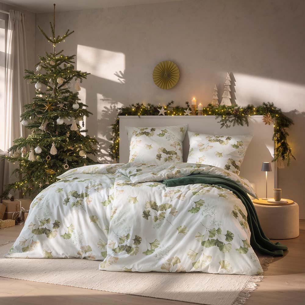 Bettwäsche Biloba mit Ginkgo-Blättern in Grün auf weißem Grund auf Bett im Schlafzimmer