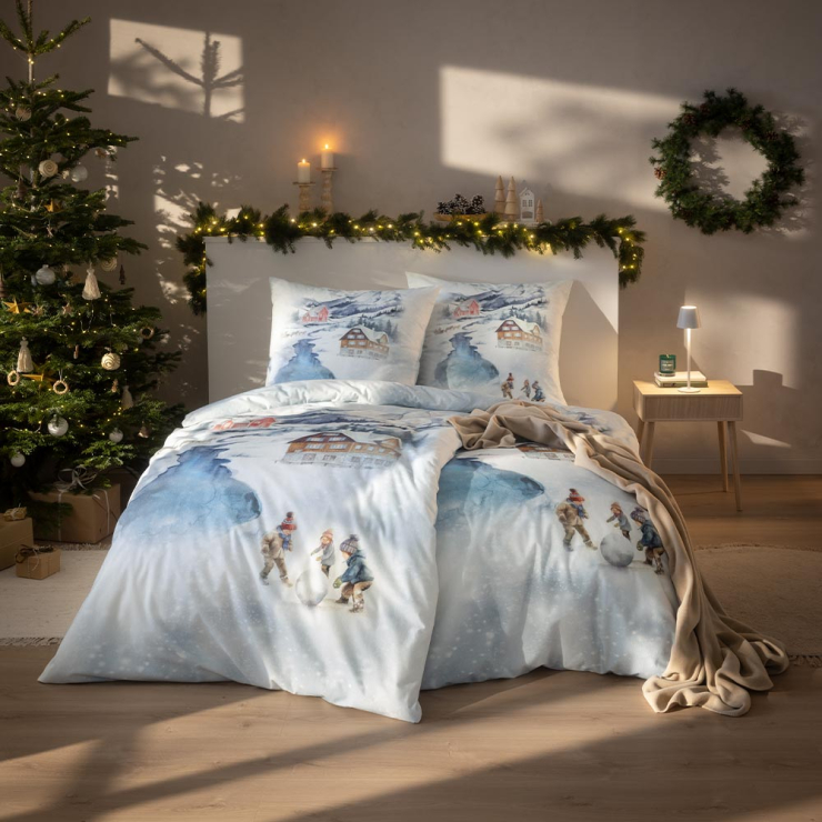 Bettwäsche Mountain Lake mit Winterlandschaftsmotiv in Blau und Weiß auf Bett im Schlafzimmer