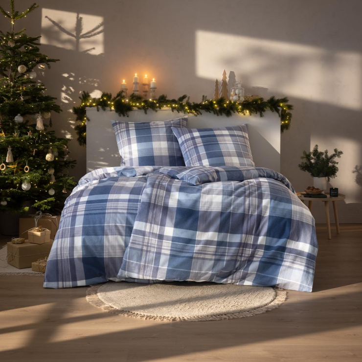 Bettwäsche Ambros mit Karomuster in Blau und Weiß auf Bett im Schlafzimmer