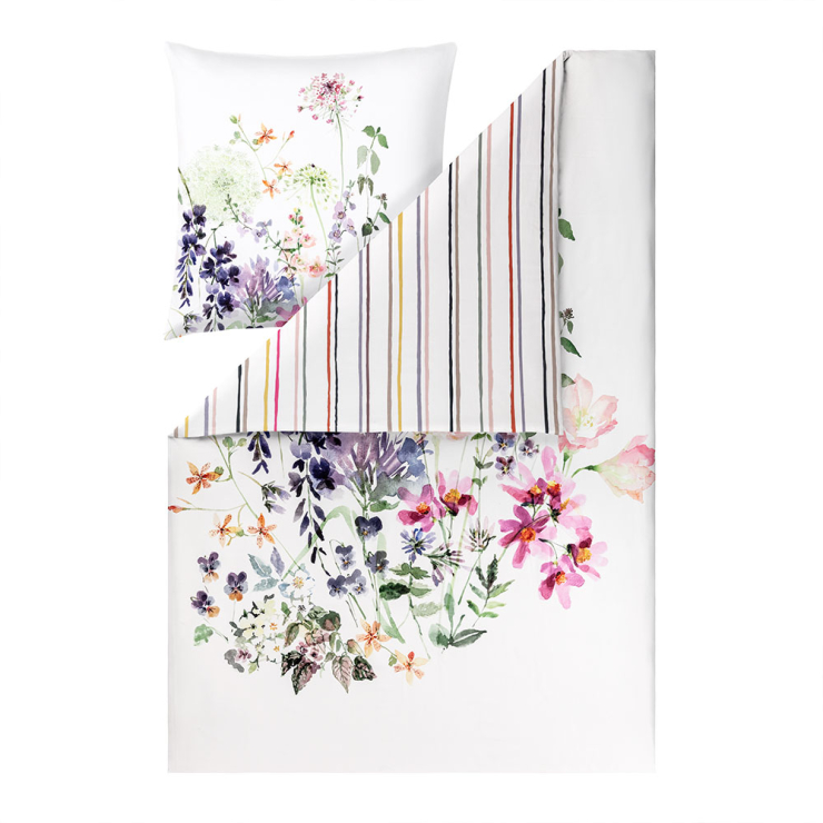 Wende-Bettwäsche Willow mit einem floralen Motiv auf weißen Grund und Streifen auf der Rückseite