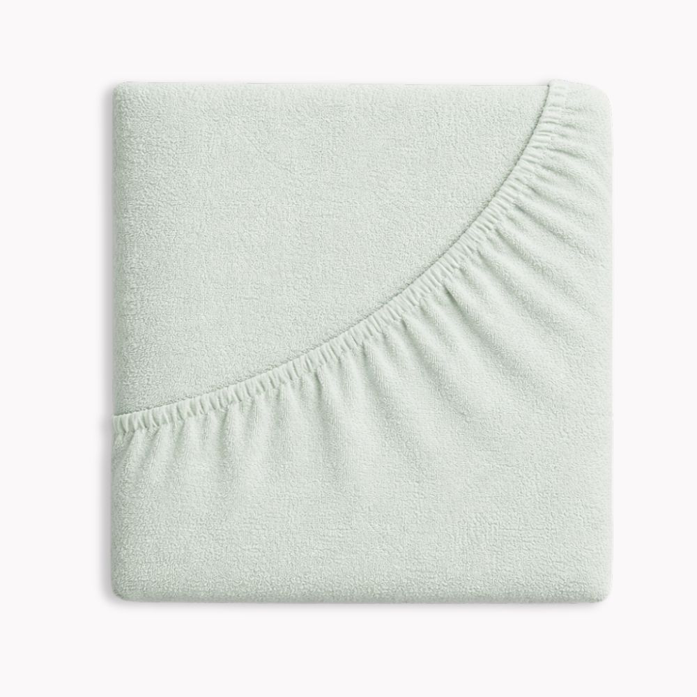 Samtiges Spannbettlaken in einem hellen grün gefaltet dargestellt