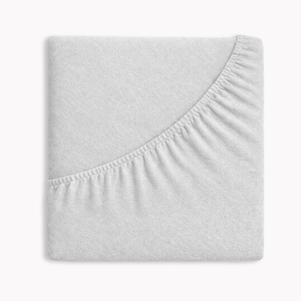 Samtiges Spannbettlaken in einem hellen grau gefaltet dargestellt