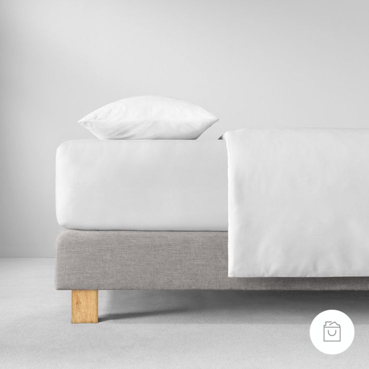Bio-Spannbettlaken in weiss, aufgezogen auf Bett