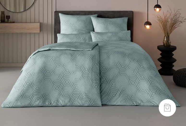 Jersey-Bettwäsche mit geometrischem Linienmuster in der Farbe Taube (ruhiger Blaugrauton) auf Doppelbett in modernem Schlafzimmer. Demnächst verfügbar