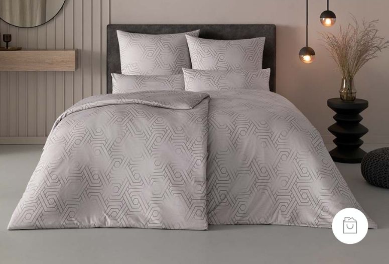 Jersey-Bettwäsche mit geometrischem Linienmuster in der Farbe Stein (kühler Hellgrauton) auf Doppelbett in modernem Schlafzimmer. Demnächst verfügbar.