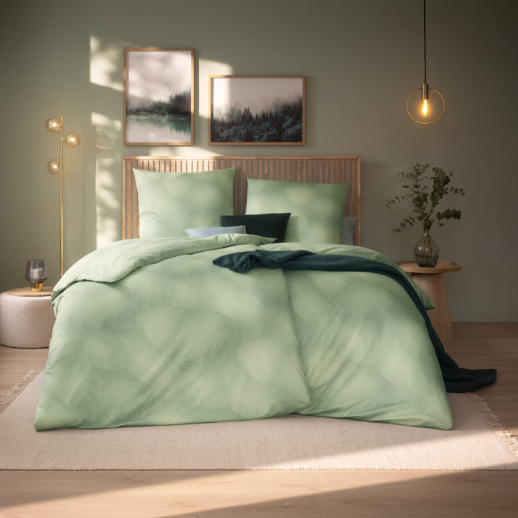 Bettwäsche Gregor mit geometrischem Muster in Grün auf Bett im Schlafzimmer