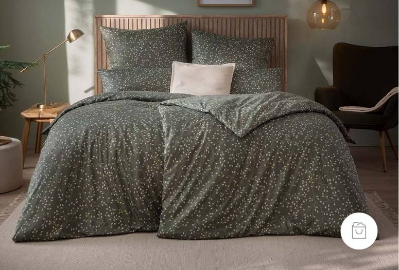 Jersey-Bettwäsche mit dezenten Blattmuster in der Farbe Oliv (natürlicher dunkler Grünton mit warmer Tiefe) auf Doppelbett in modernem Schlafzimmer.
