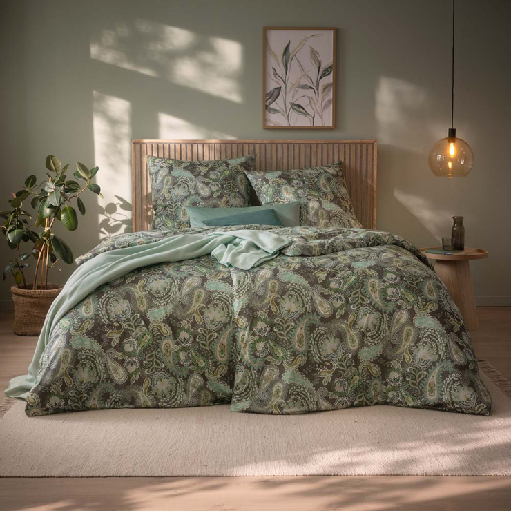Bettwäsche Elisabeth mit Paisley-Muster in Grün und Beige auf Bett im Schlafzimmer