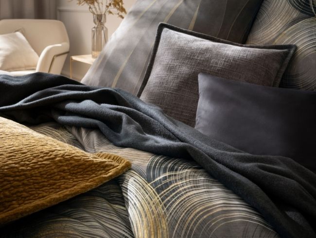 Bettwäsche Toni zusammen auf Bett kombiniert mit Wohndecke Trevi in marine und verschiedenen Dekokissen