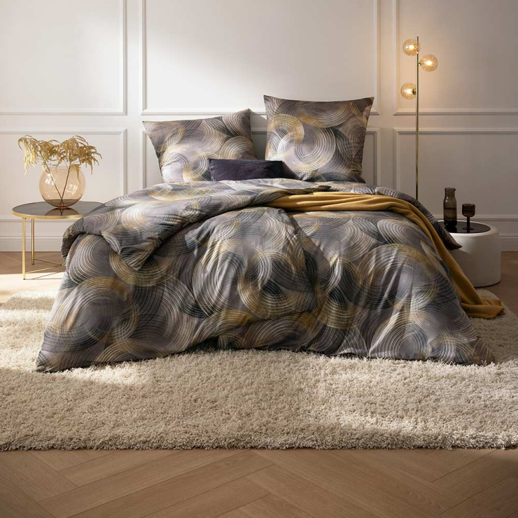 Bettwäsche Toni mit geometrischem Muster in Grau und Beige auf Bett im Schlafzimmer