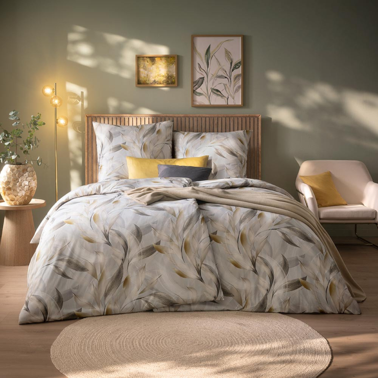 Bettwäsche Nathalie mit Blättern in Beige und Grau auf hellem Grund auf Bett im Schlafzimmer