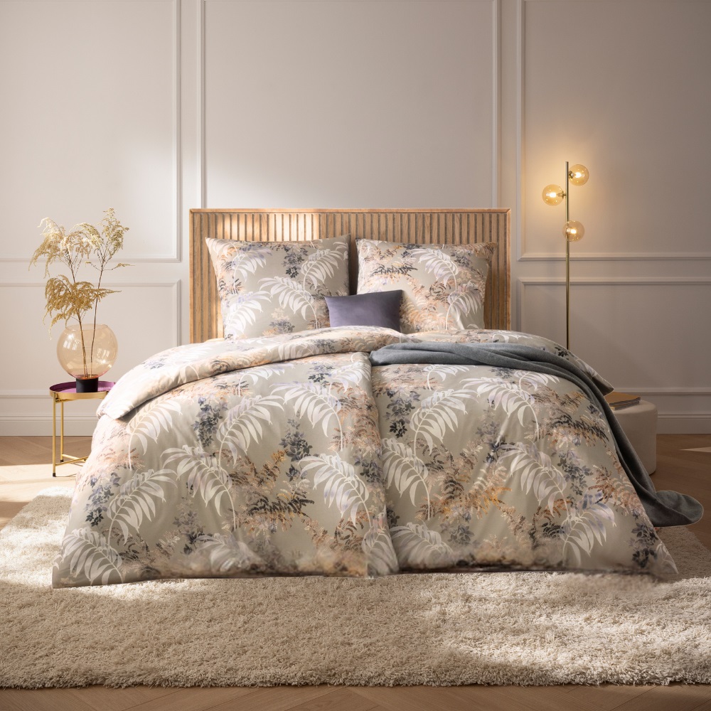 Bettwäsche mit Farnblättern und floralen Akzenten in braun, beige und grautönen
