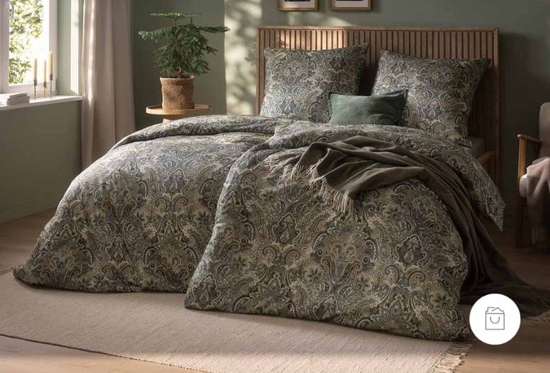 Jersey-Bettwäsche mit detailreichem Paisley-Muster in der Farbe Salbei (gedämpfter Graugrünton mit ruhiger, natürlicher Ausstrahlung) auf Doppelbett in modernem Schlafzimmer. Demnächst verfügbar
