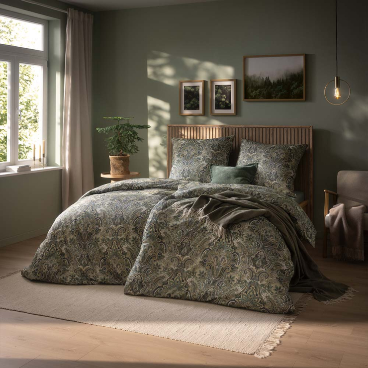 Bettwäsche Dunja mit Paisley-Muster in Grün und Beige auf Bett im Schlafzimmer