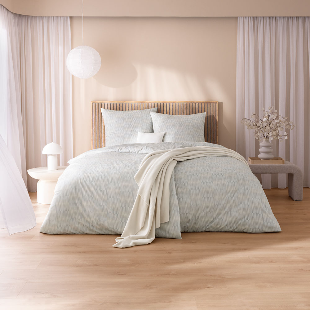 Bettwäsche Markus mit geometrischem Muster in Grau auf Bett im Schlafzimmer