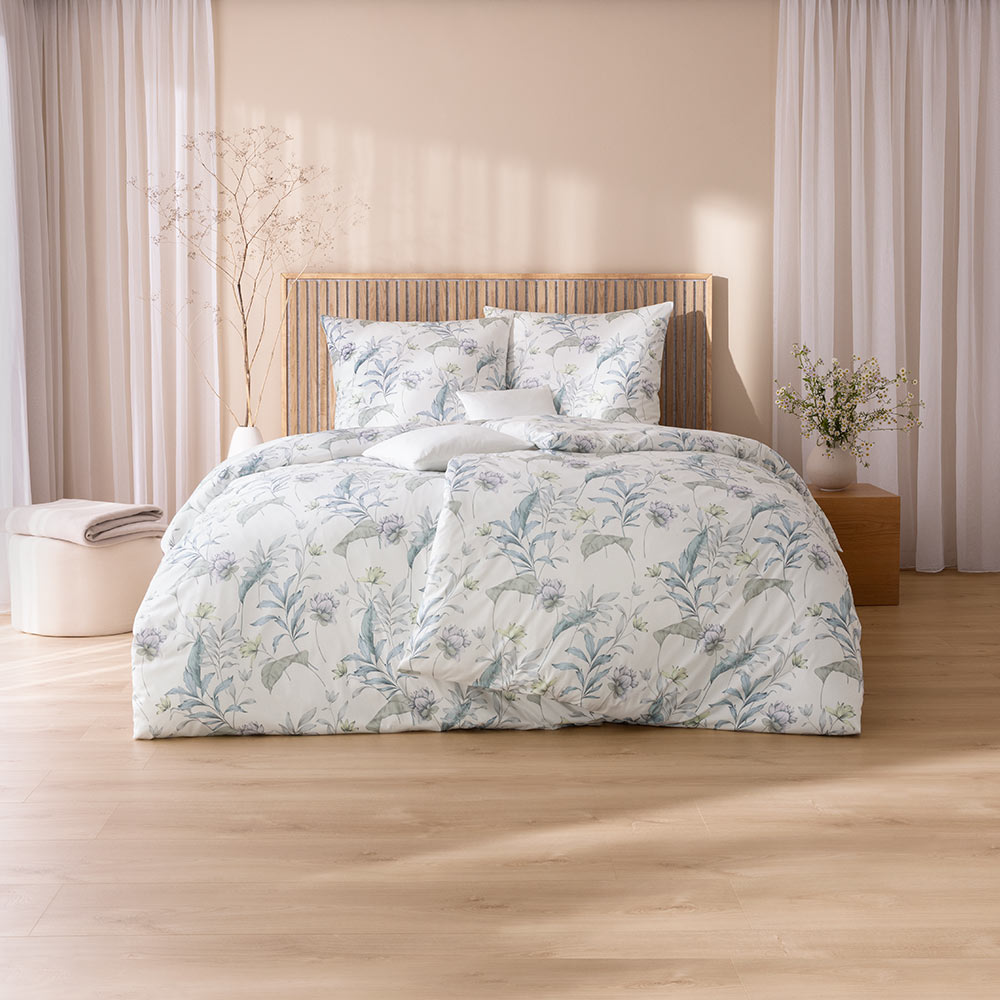 Bettwäsche Susanne mit Blumenmuster in Blau und Grün auf weißem Grund auf Bett im Schlafzimmer