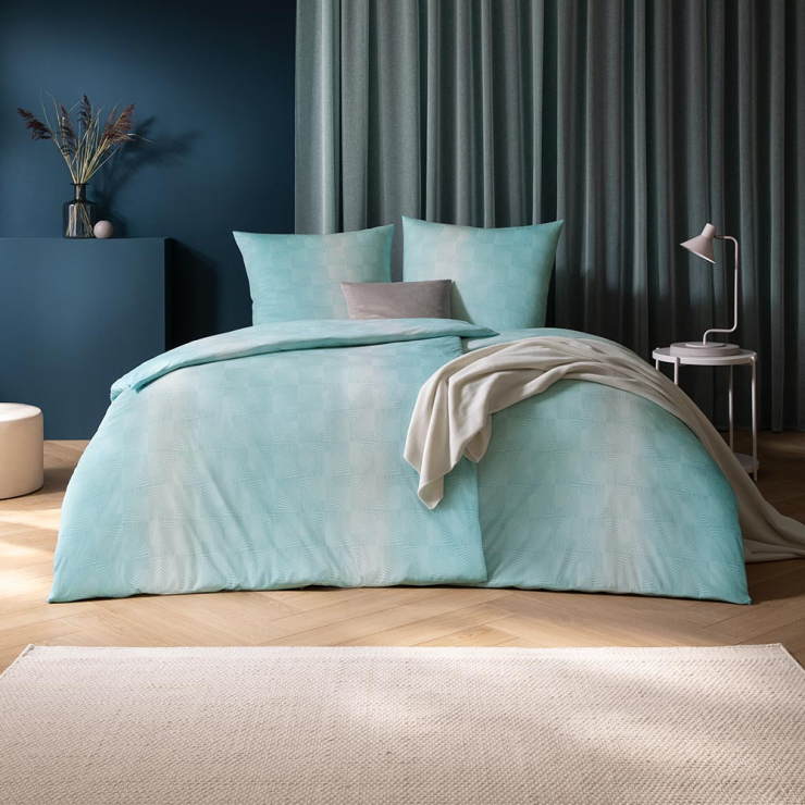 Bettwäsche Timo mit geometrischem Muster in Grün auf Bett im Schlafzimmer