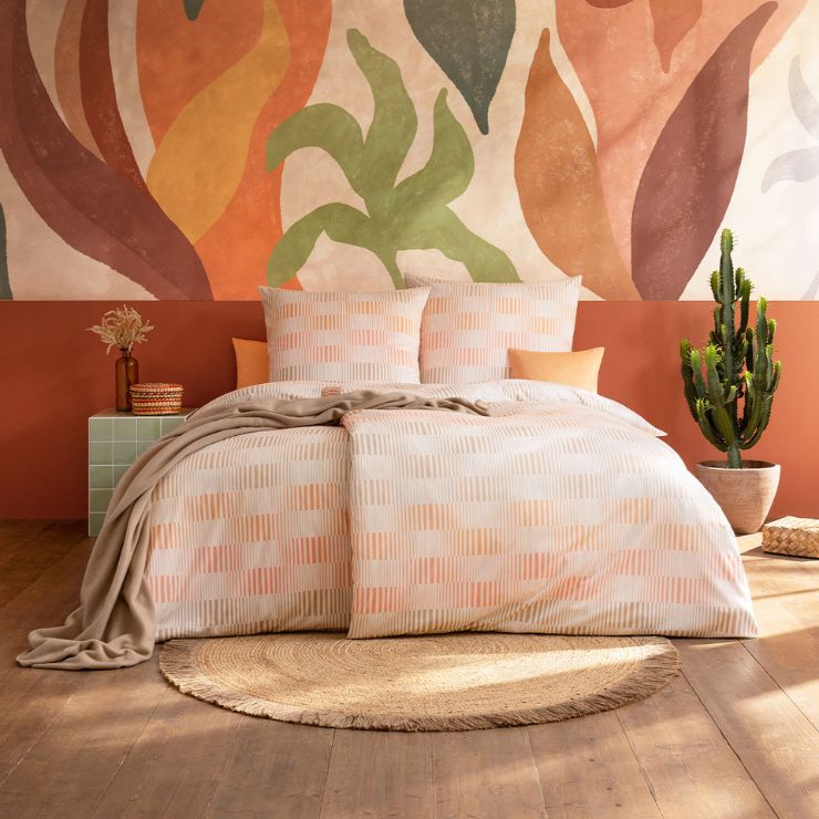 Bettwäsche Damian mit Streifen in Orange und Beige auf Bett im Schlafzimmer