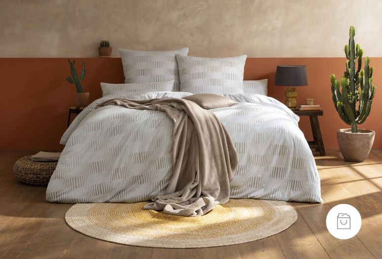 Bettwäsche Damian mit feinem Streifenmuster aus schmalen, unregelmäßigen Linien in sanften Beige- und Naturtönen auf Bett im Schlafzimmer