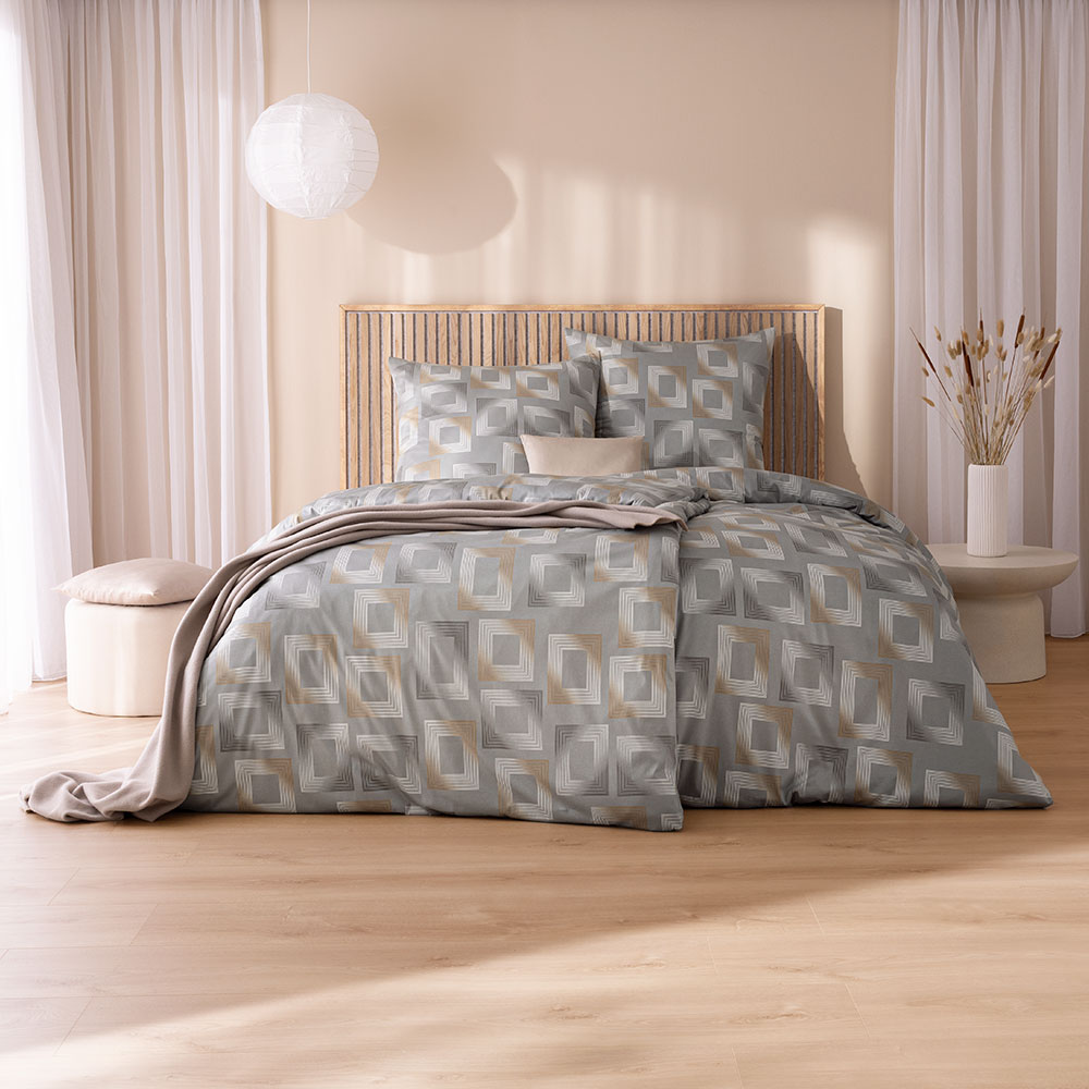 Bettwäsche Heiko mit geometrischem Muster in Grau und Beige auf Bett im Schlafzimmer