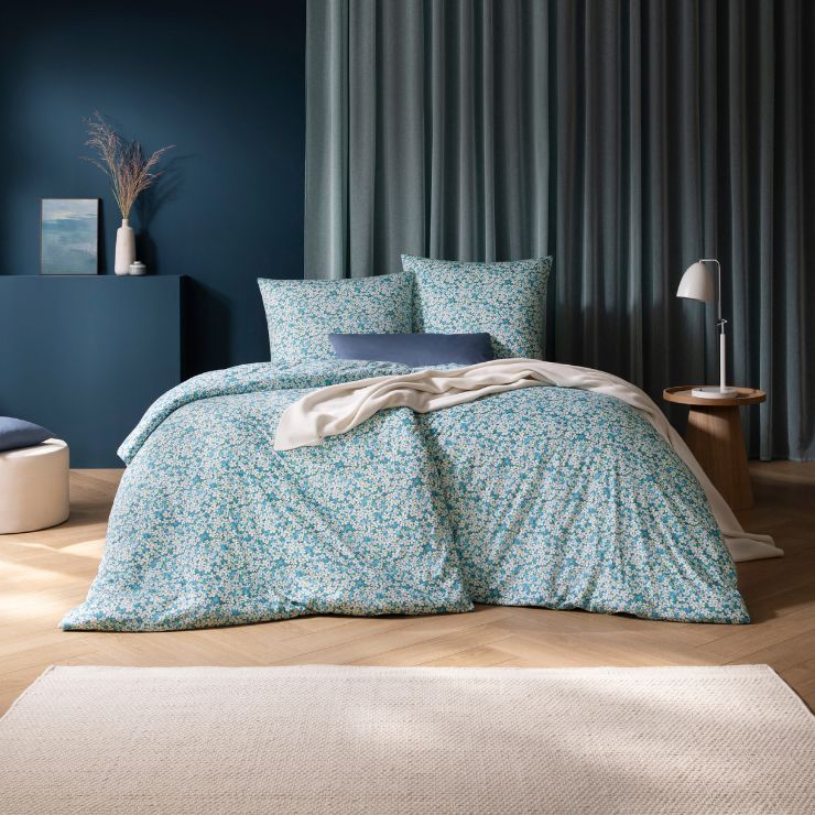 Bettwäsche Tina mit floralem Muster in Grün und Weiß auf Bett im Schlafzimmer