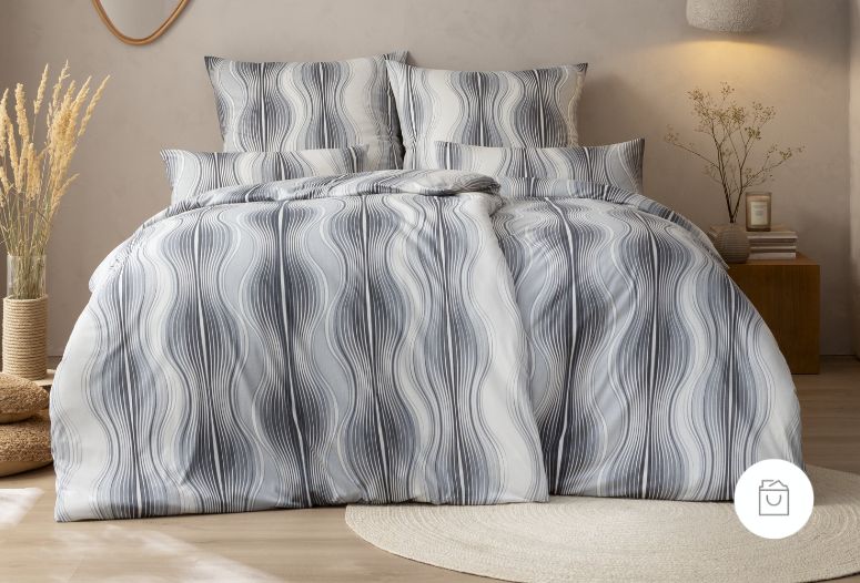 Jersey-Bettwäsche mit geschwungenem Linienmuster in Grau und Weiß auf Doppelbett in modernem Schlafzimmer.